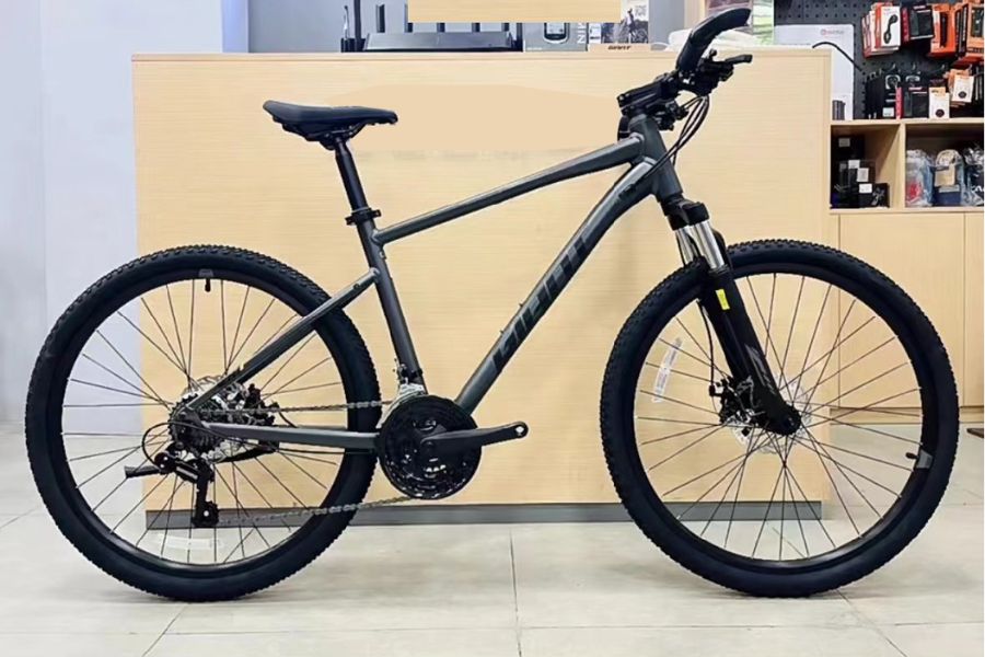 Xe đạp địa hình Giant ATX 620 bản 2025 giảm giá + KM 33 Xe đạp địa hình Giant ATX 620 bản 2025 màu đen