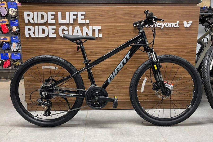 Xe đạp địa hình Giant ATX 24 D1 bản 2025 giảm giá 600K + KM 15 Xe đạp giant ATX 24 D1 bản 2025 màu đen