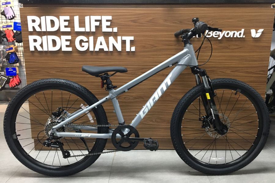 Xe đạp địa hình Giant ATX 24 D1 bản 2025 giảm giá 600K + KM 7 Xe đạp giant ATX 24 D1 bản 2025 màu xám