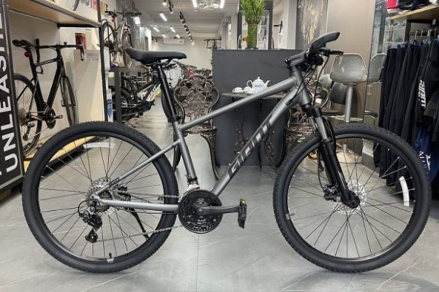 Xe đạp địa hình Giant ATX 660 bản 2025 giảm giá 1,4 triệu 28 xe đạp Giant ATX 660 bản 2025 màu xám